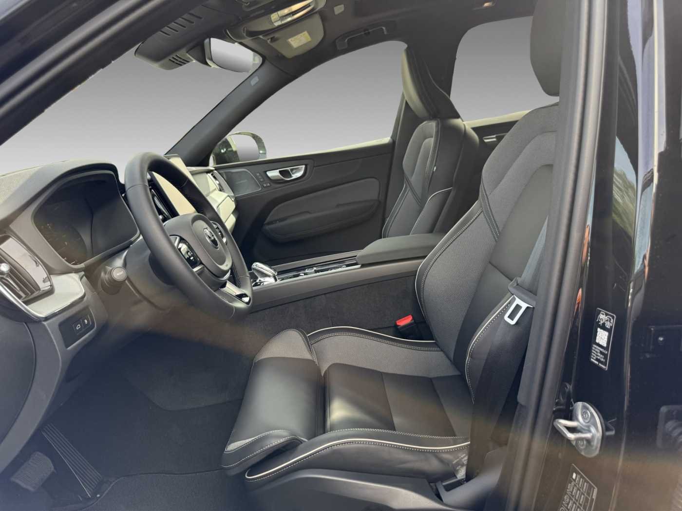 Volvo XC60 T6 Ultra Black Edition+360°+Luftfahrwerk+Winter-Paket