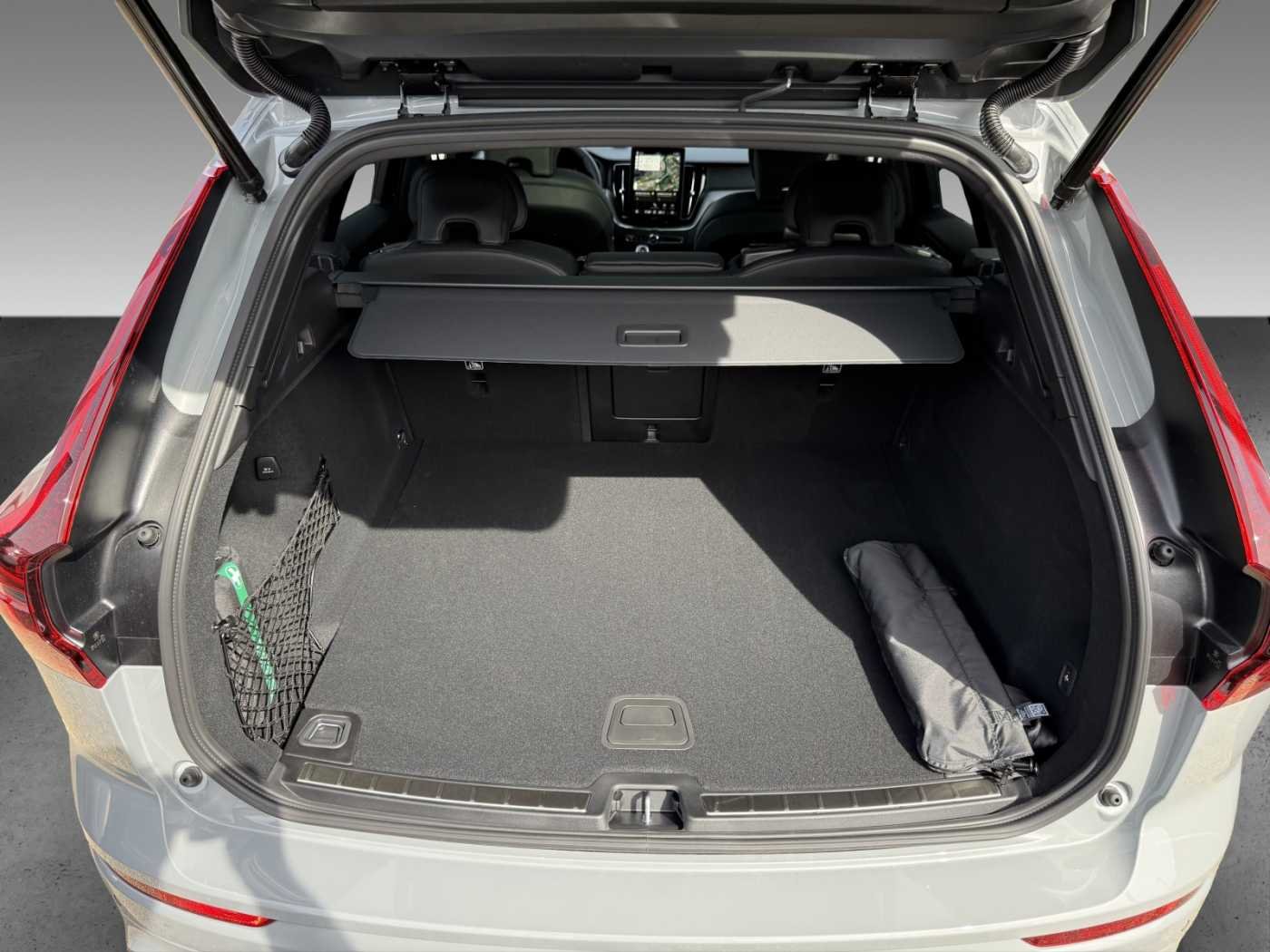 Volvo XC60 T8 Plus Black Edition+AHK+Voll-LED+