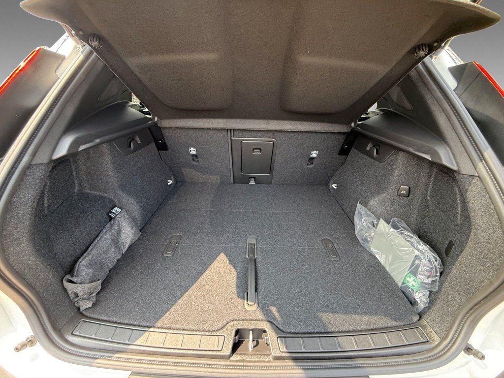Volvo XC40 B4 Plus Black Edition+7.500€ Preisvorteil+FS-Heizung+ACC+HK+BLIS