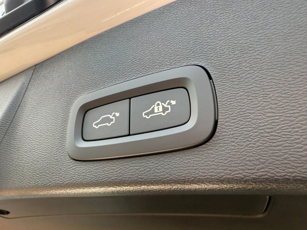 Volvo XC40 B3 Plus Black Edition+7.500€ Preisvorteil+FS-Heizung+ACC+HK+BLIS
