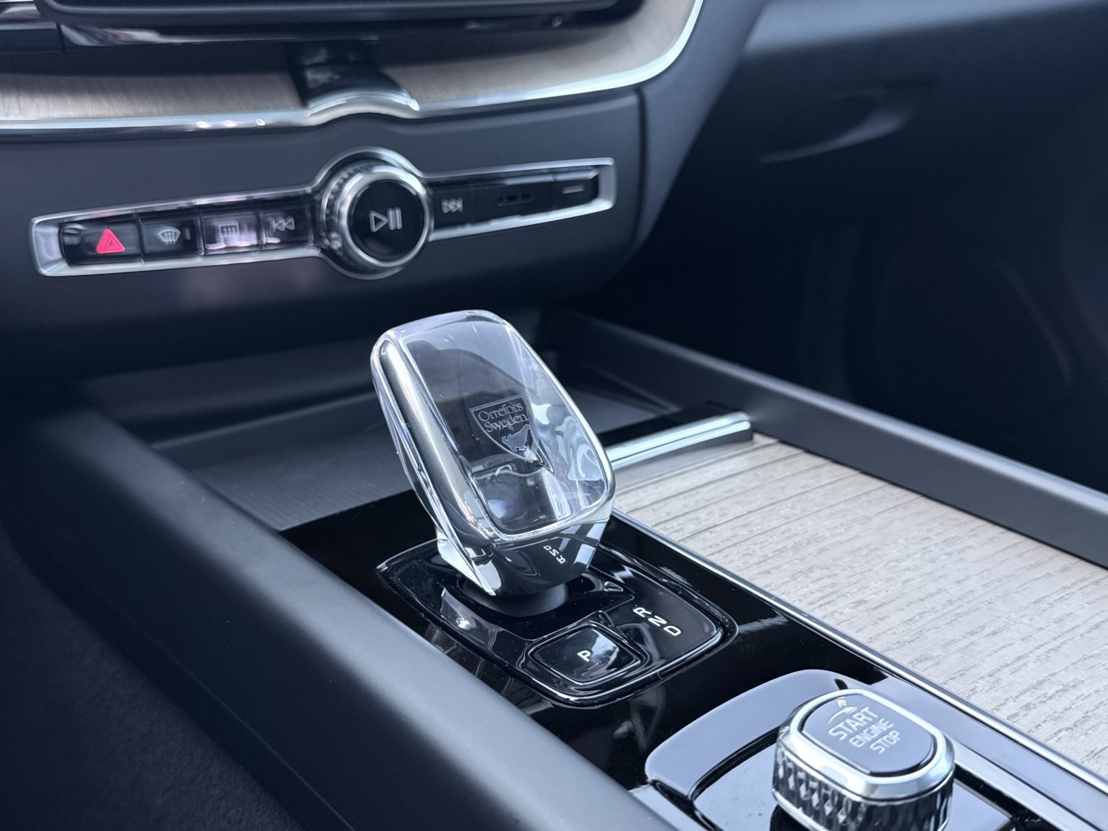 Volvo XC60 T8 Ultra Dark+Premium-Paket+Luftfahrwerk+B&W+Massage