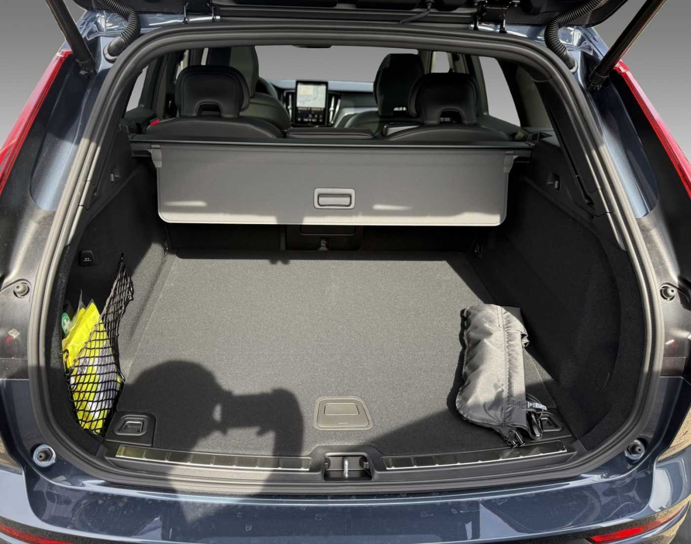 Volvo XC60 T8 Plus Black Edition+360°+AHK+Licht+Winterpaket