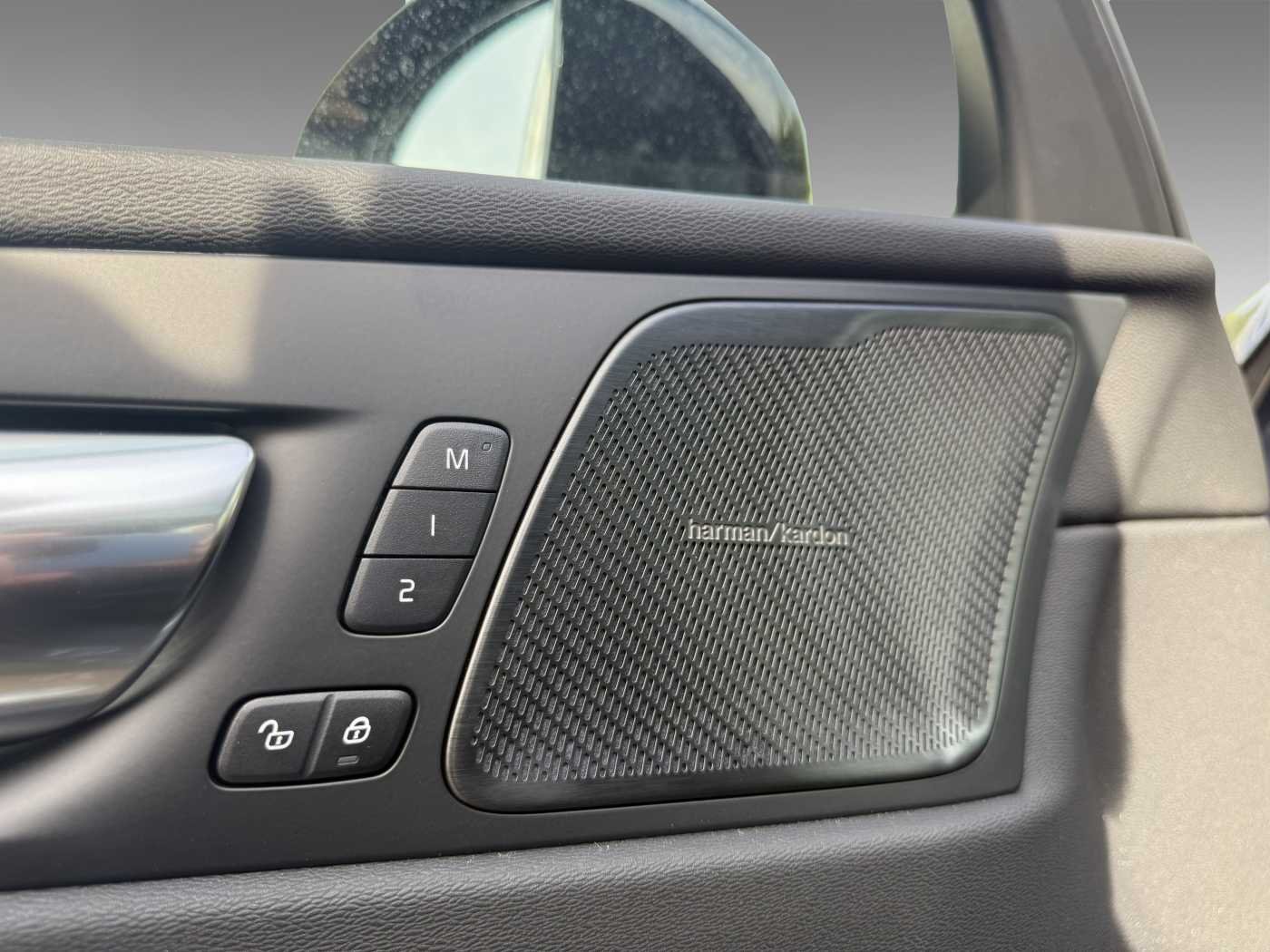 Volvo XC60 T8 Plus Black Edition+360°+AHK+Licht+Winterpaket