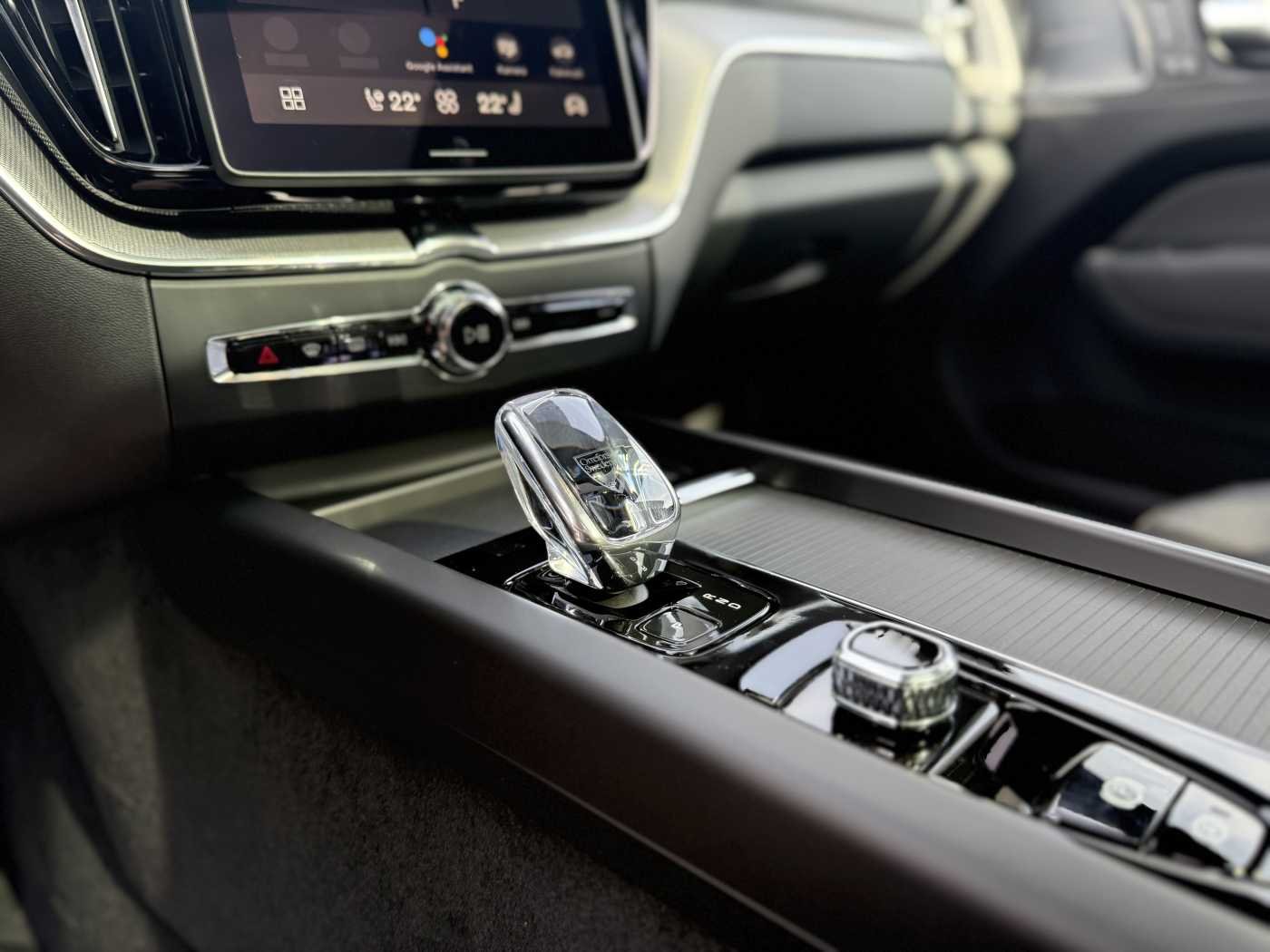 Volvo XC60 T8 Plus Black Edition+360°+AHK+Licht+Winterpaket