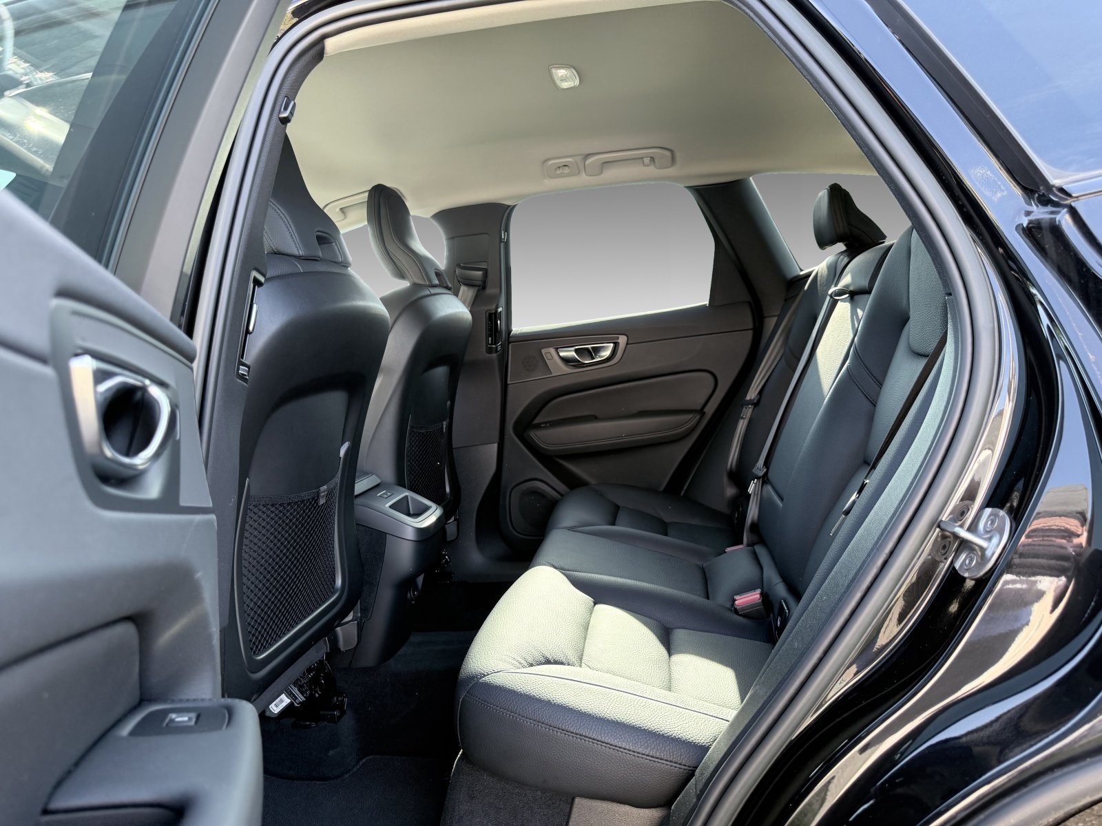 Volvo XC60 B4 D Plus Dark+AHK+Keyless+HK
