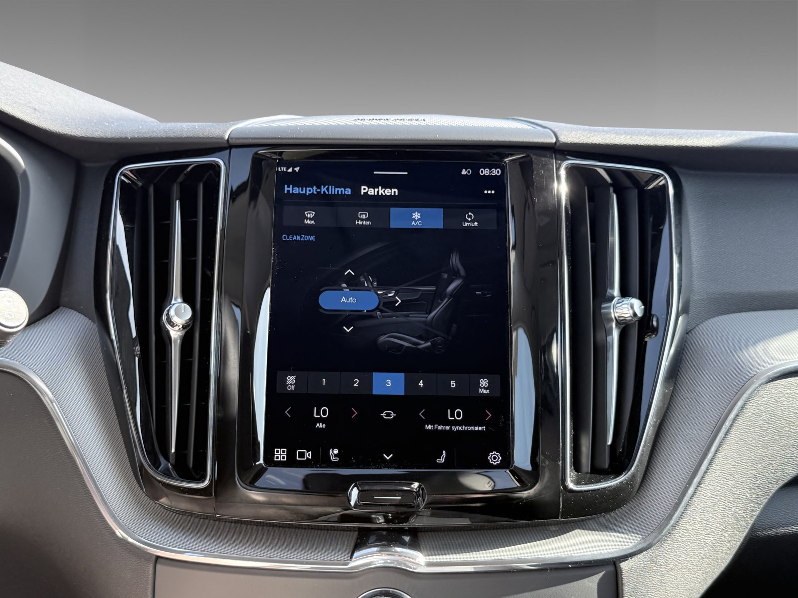 Volvo XC60 B4 D Plus Dark+AHK+Keyless+HK